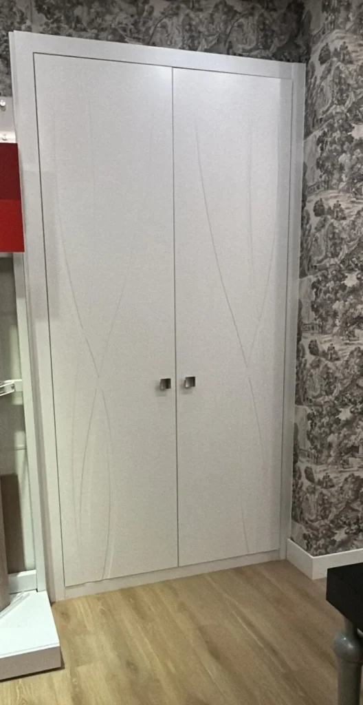 Showroom de armarios con frentes en funcionamiento en Alcobendas