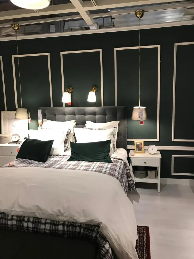 Exposición de muebles con dormitorios y salones recreados