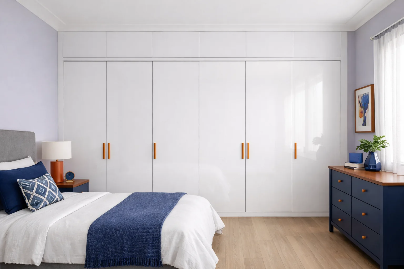 Armario empotrado hasta techo con puertas correderas blancas en dormitorio moderno Madrid Norte