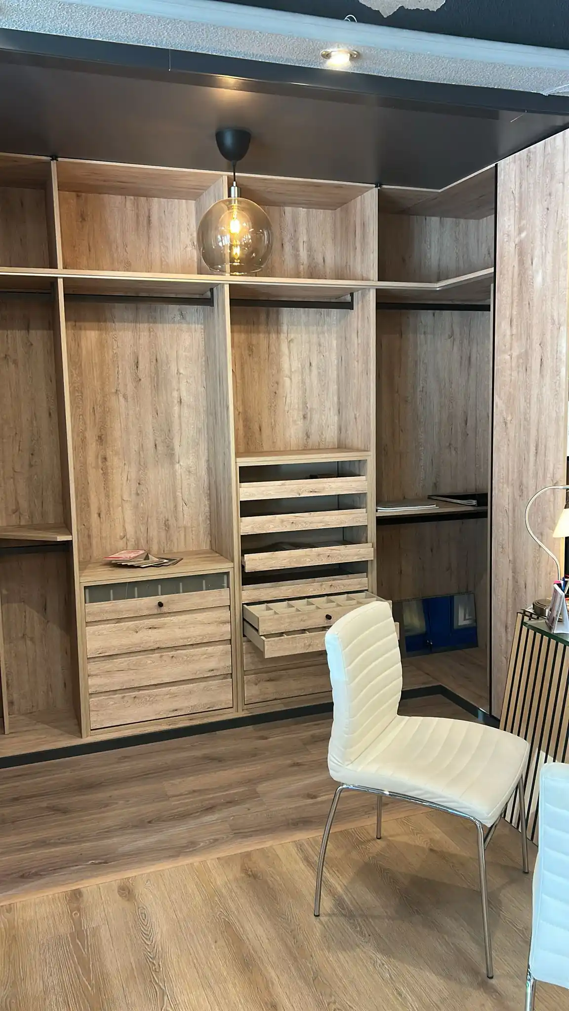 Tarimas en showroom